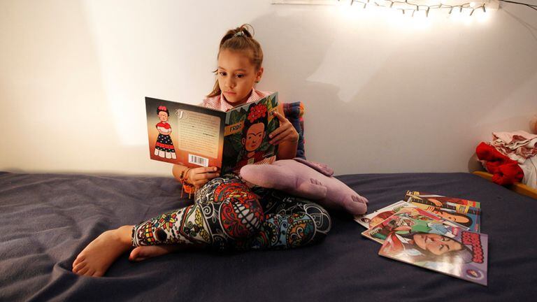 Ámbar Bertolini, de 8 años, es fanática de los libros de la colección Antiprincesas