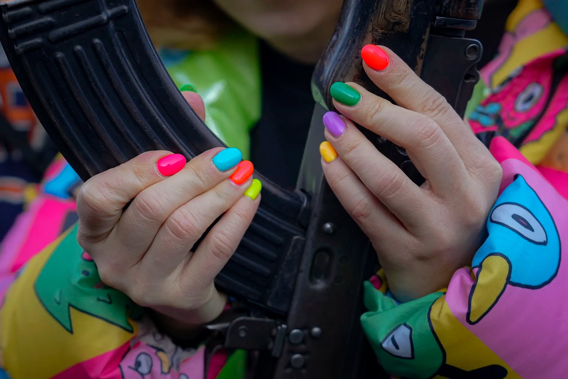Una joven maneja un arma durante un entranamiento bassico de combat civiles, organized by la Unidad de Fuerzas Especiales Azov, de Guardia Nacional in Ukraine, en Mariupol, regions of Donetsk, in Ukraine