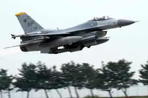 Un avión de caza de EE.UU. se estrella en Corea del Sur y el piloto se salva al eyectarse