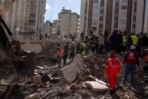 Suben a más de 17.100 las personas muertas tras el sismo