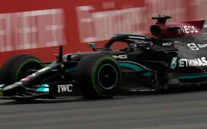 Lewis Hamilton vuela en su Mercedes en el Gran Premio de Fórmula Uno de Turquía 