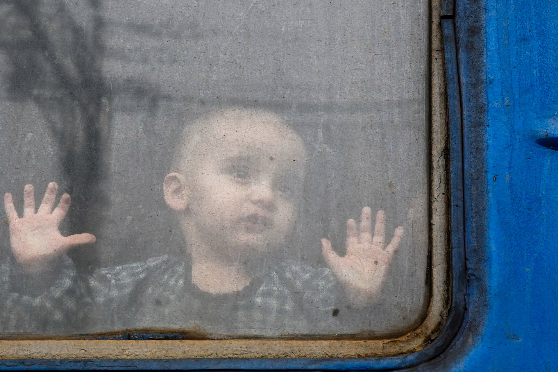 Un niño mira desde un vagón de tren que espera salir de Ucrania hacia el oeste de Ucrania en la estación de tren de Kramatorsk, en el este de Ucrania.