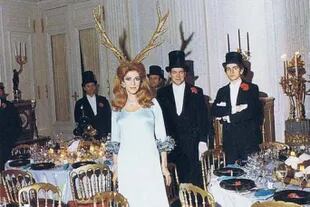 La baronesa Marie-Hélène Rothschild, ya sin la máscara de reno, sonríe para la cámara en el salón del banquete surrealista