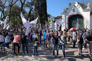 Agrupaciones políticas marchan a favor del presidente Alberto Fernández y el gobierno nacional en Olivos