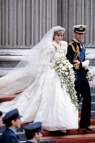 Ya convertidos en marido y mujer, los príncipes de Gales abandonan la catedral, y cada uno de sus gestos es seguido por televisión por 750 millones de personas.