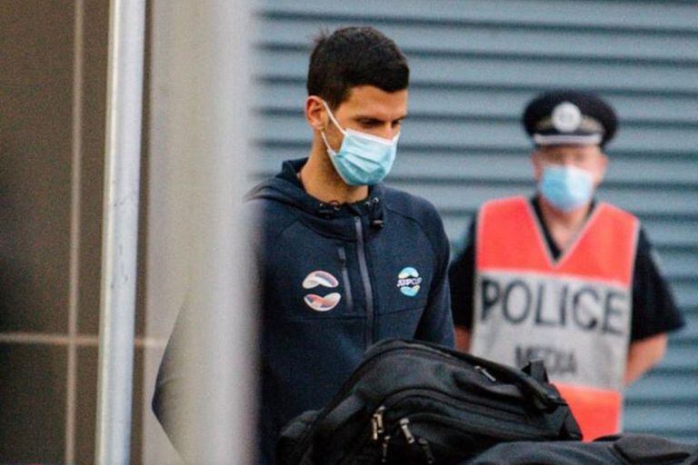 Novak Djokovic en el aeropuerto de Melbourne el 6 de enero