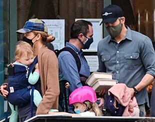 En Nueva York. Blake Lively y Ryan Reynolds fueron vistos por primera vez con su hija más pequeña al salir de un negocio, en donde retiraron  comida para llevar