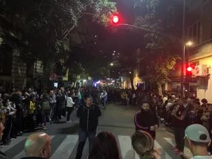 Tercer día de vigilia fuera de la casa de Cristina Kirchner, tras su defensa por YouTube y el pedido de condena del fiscal Diego Luciani