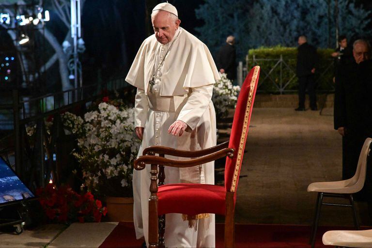 El Papa llamó a ver "todas las cruces del mundo", incluso la de la Iglesia