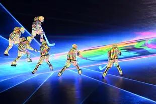 La performance de los artistas, simulando hockey sobre hielo, uno de los deportes de los Juegos Olímpicos
