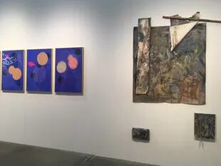 Obras de Federico Lanzi y Mariana Ferrari exhibidas por la galería María Casado en el sector dedicado a la Argentina