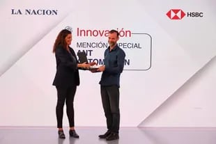 María Julia Bearzi, directora ejecutiva de Endeavor Argentina, entregó una mención especial a Marcelo Michalek, director general de Ant Automation Argentina.