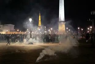 Manifestantes rodeados de gases durante una manifestación en París 