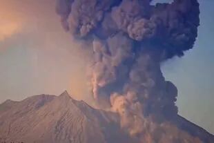Nuevo pulso eruptivo del volcán japonés Sakurajima, situado en el sur de la isla Kyushu Japón