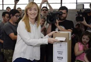 La candidata a gobernadora, Anabel Fernández Sagasti, admitió que fue derrotada y dijo que llamó "al próximo gobernador" para felicitarlo