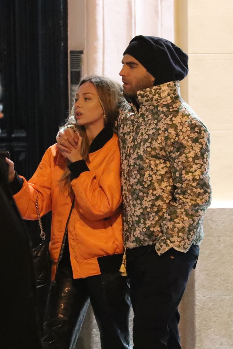 Ester Expósito y Nicolás Furtado caminan abrazados por Madrid luego de cenar