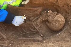 Hallaron una tumba de un “gigante” de la Edad Media y un detalle llamó la atención de todos