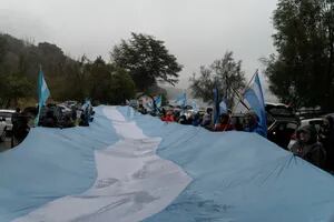 Vecinos de Bariloche se manifestaron contra las usurpaciones mapuches en Villa Mascardi