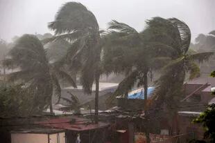 Con fuertes vientos el huracán tocó tierra y causó graves daños