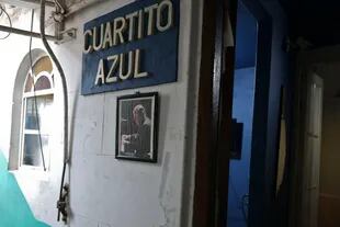 El respeto de su propietaria: en el ingreso al Cuartito Azul, una placa y una foto homenajea al Maestro Mariano Mores