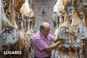 Aprendió de su suegro español y hace el mejor jamón crudo serrano de la Argentina