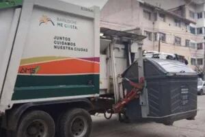 Un hombre que dormía en un contenedor de basura murió aplastado por un camión recolector