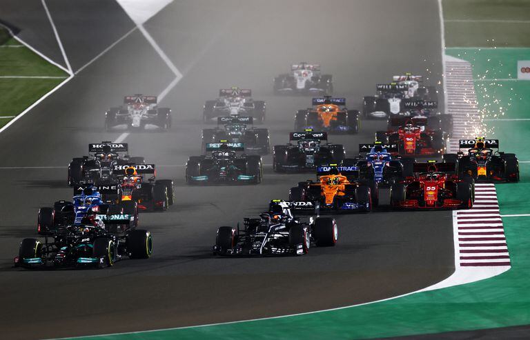 Al frente: Lewis Hamilton lideró el pelotón desde el inicio de la carrera en el circuito de Losail; el británico logró el triunfo número 102 en la Fórmula 1 y el primero en el Gran Premio de Qatar