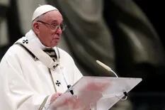 "Pocos banquetean" y muchos no tienen nada, lamentó el Papa en la misa de Gallo