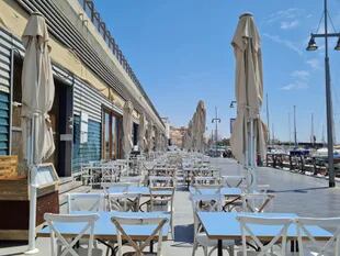 Restaurantes vacíos sobre el puerto