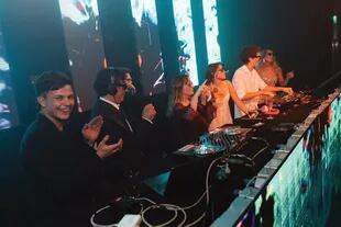 Guiados por los DJ Tomy Muñoz, Pepo Alcacer, Santi Pérez y Bauti Bory, Sebastián, su hermana Sol Estevanez y Francesca tomaron el mando de las consolas por unos minutos. 
