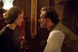 Mia Wasikowska y Michael Fassbender como Jane y Rochester en Jane Eyre