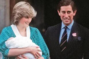 Lady Di y El Principe Carlos en 1982: la primera foto de William en brazos de su madre