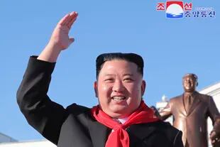 En esta fotografía difundida por el gobierno norcoreano, el presidente de Corea del Norte Kim Jong Un visita la Escuela Revolucionaria Mangyongdae, el 12 de octubre de 2022, en Pyongyang. (Agencia Central de Noticias de Corea/Korea News Service vía AP)