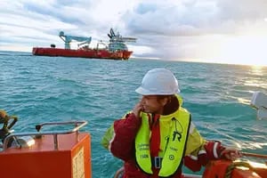 La única mujer entre 26 tripulantes, los hidrocarburos y las tormentas: cómo es ser piloto de Ultramar en un buque petrolero