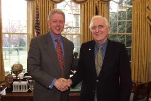 Douglas Engelbart recibe de Bill Clinton en 2000 la Medalla Nacional de Tecnología e Innovaciones, la distinción más grande en Estados Unidos en el área tecnológica