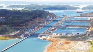 Una vista aérea del Canal de Panamá, el cual fue expandido para recibir barcos más grandes, en medio de una crisis global de la industria del transporte de carga.