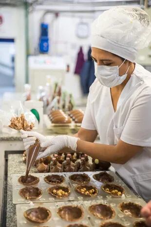 El proceso de elaboración artesanal en la fábrica, de donde salen 90 toneladas de chocolate por mes.