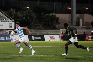 Rodrigo Isgró en plena ofensiva contra Sudáfrica, que quebró a los argentinos recién en los últimos minutos del desenlace del Seven de Málaga.