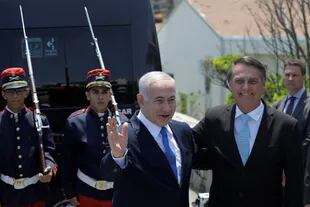 Netanyahu y Bolsonaro, ayer, a la llegada del premier israelí para una visita oficial a Brasilia