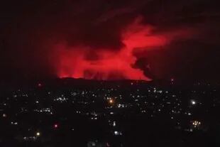 El cielo rojo se tiñó de rojo tras la erupción y se pudo ver desde la frontera en Gisenyi, Ruanda