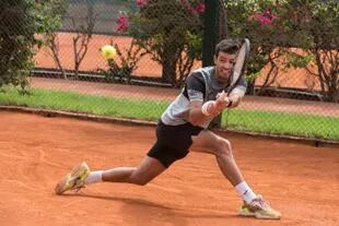 El cordobés Juan Ignacio Londero entrenándose en el Tenis Club Argentino, en Palermo, y preparando su regreso al circuito