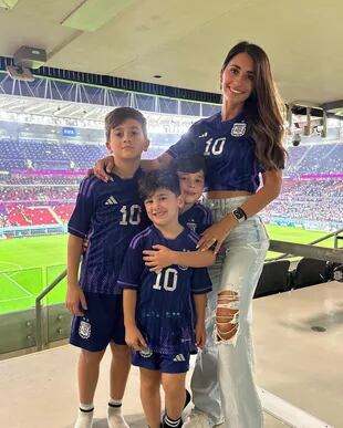 Antonela Roccuzzo no necesita presentación: es la mujer de Leo Messi, la primera dama del fútbol mundial. Se casaron el 30 de junio de 2017 con una fiesta monumental en Rosario, ciudad en la que se conocieron cuando eran muy chicos. Tiene tres hijos: Thiago, Mateo y Ciro.