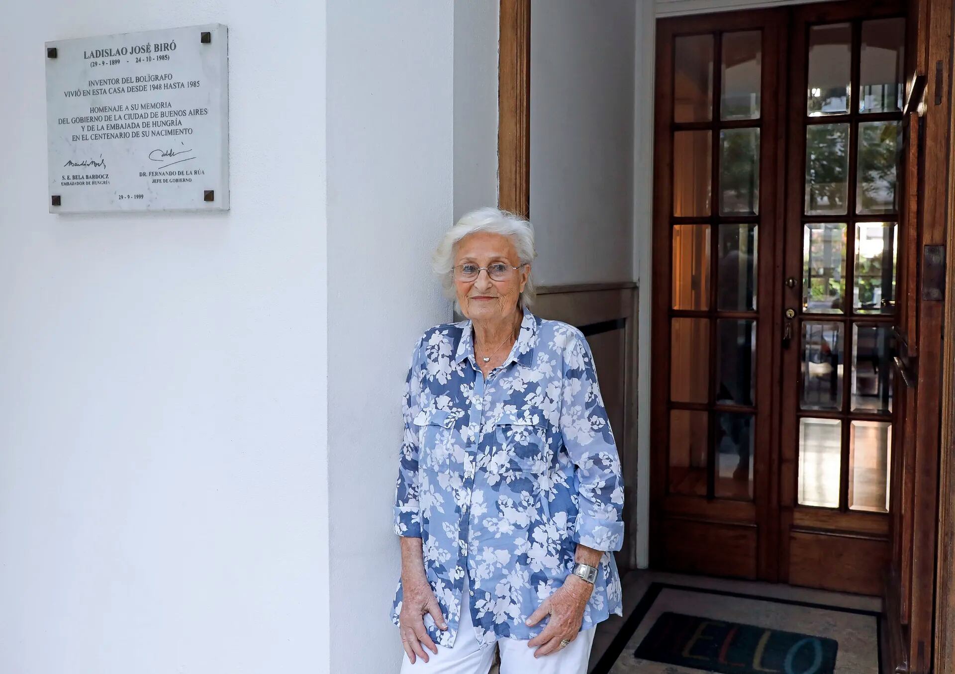 Mariana Biro colocó una placa conmemorativa de su padre en la puerta de su casa, ubicada en una zona de casas inglesas de Colegiales