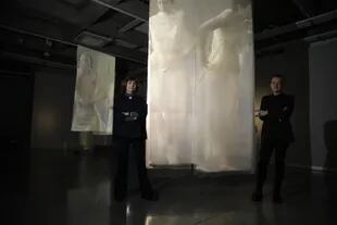 Silvia Rivas y Eugenio Viola con la videoinstalación de la artista que se exhibe en Fundación Andreani