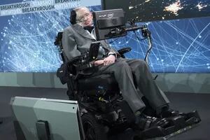 Stephen Hawking: inhabilitan a su enfermera por mala praxis