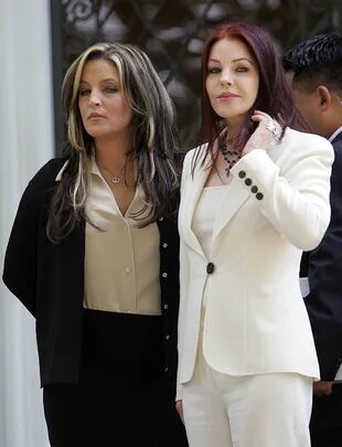 La fallecida Lisa Marie Presley junto a su madre, Priscilla, tiempo atrás en un acto en California