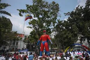 Un muñeco inflable que representa al personaje cómico "Súper Bigote", inspirado en el presidente Nicolás Maduro, se ve durante un acto para exigir la derogación del decreto de 2015 impuesto por el gobierno de los Estados Unidos contra Venezuela, en la plaza de Bolívar, afuera el Palacio Federal Legislativo, en Caracas el 9 de marzo de 2023. (Federico PARRA / AFP)