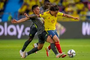 El ecuatoriano Ángel Mena marca a Quintero, en el partido de las eliminatorias del Mundial del 14 de octubre de 2021, en Barranquilla