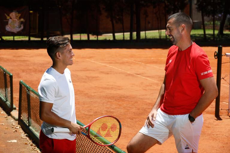 El tenista Sebastián Báez junto con su entrenador, Sebastián Gutiérrez.