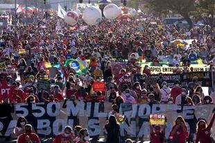 Cientos de brasileños coparon las calles de 20 de los 26 Estados del país que gobierna Jair Bolsonaro, para pedir su destitución. (AP Photo/Eraldo Peres)
